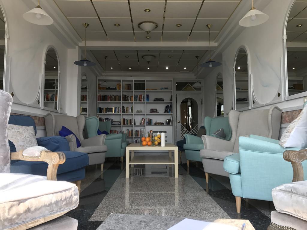 Hotel Bavaria - First Library Hotel 돈지세케트 외부 사진